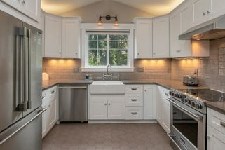 Klasické kuchyňské linky končí. Trendem roku 2026 jsou neviditelné kuchyně, kde se špína neudrží